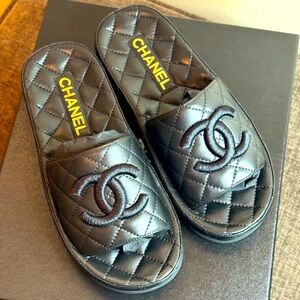 CHANEL Lambskin slide 🛍 BRAND NEW